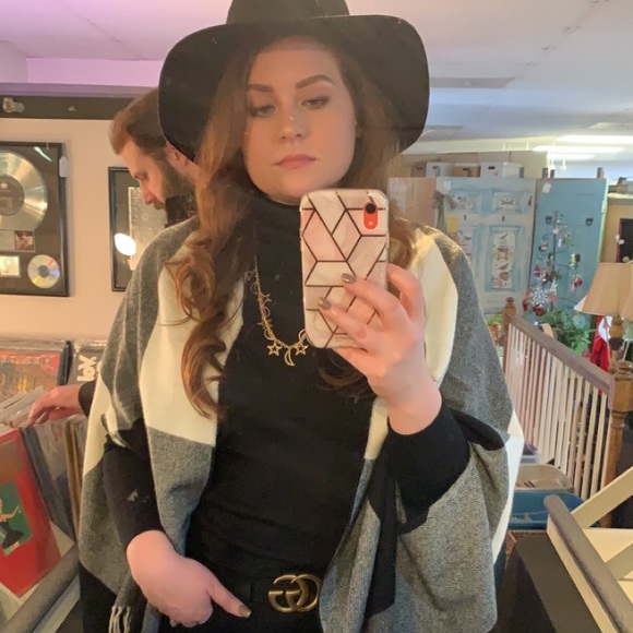 Meet your Posher! - Picture 2 of 4